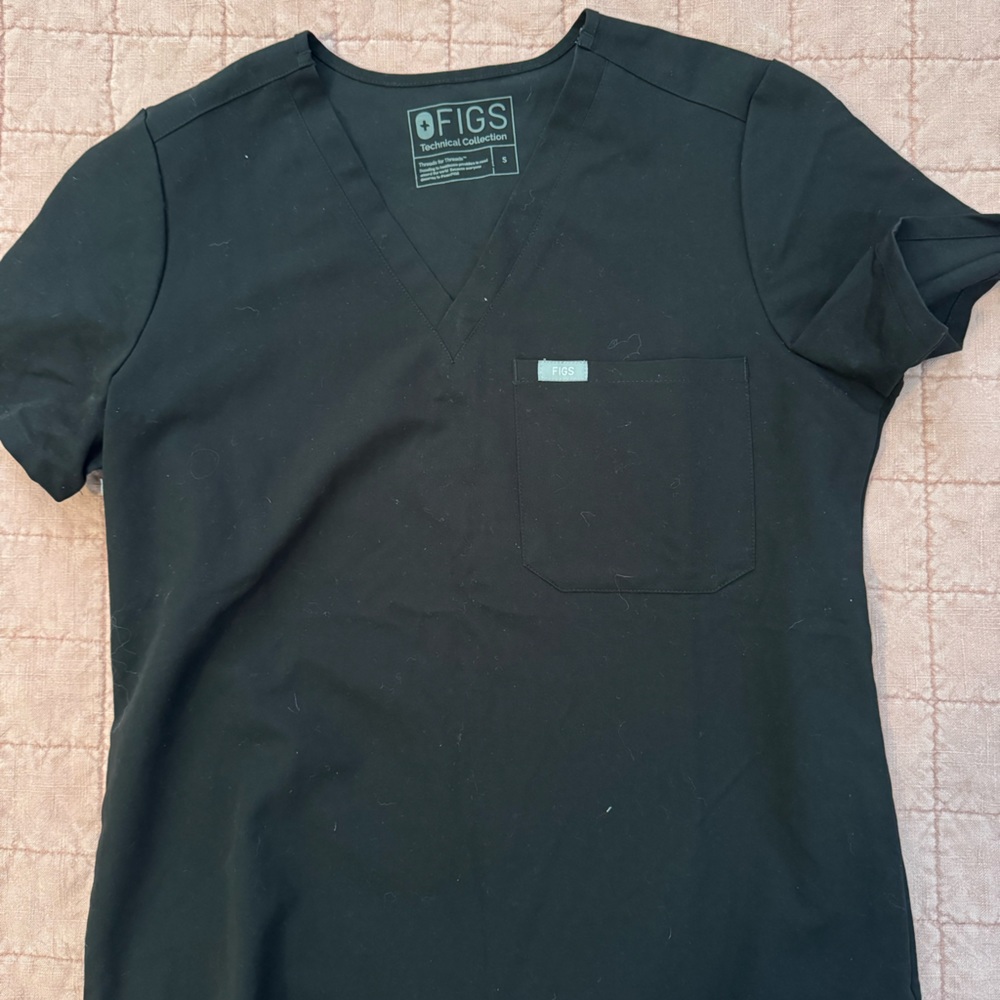 Black figs scrub top with one pocket